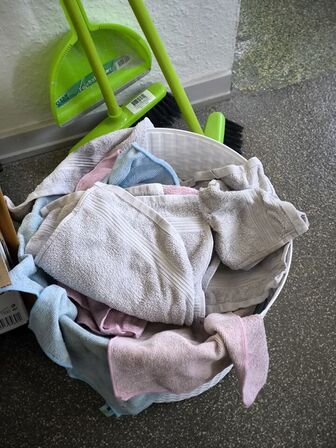 Skab med indhold samt tørrestativ