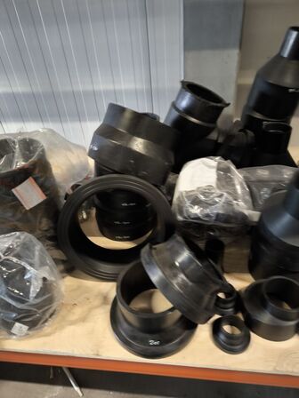 Indhold af fittings og reservedele på reol