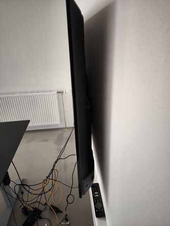 TV PHILIPS 65" med vægbeslag og fjernbetjening