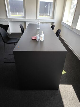 Højbord med hylder