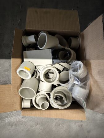 Indhold af fittings og reservedele på reol