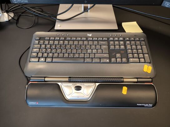 2 stk. computerskærme HP 24", webcam, samt CONTOUR Rollermouse Red