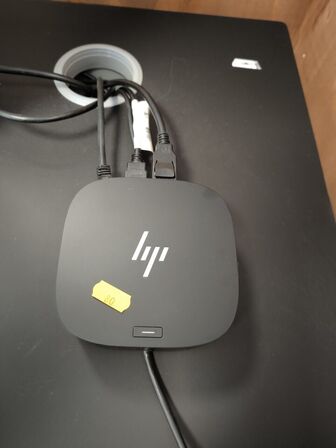 Computerskærm HP 24", dockingstation og webcam