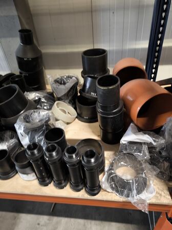 Indhold af fittings og reservedele på reol