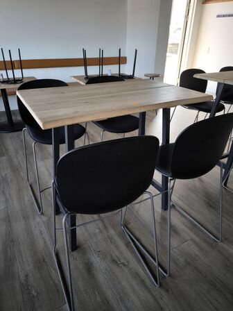Højbord med 4 barstole