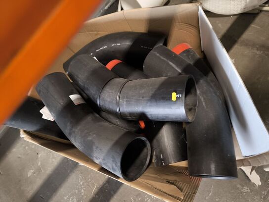 Indhold af fittings og reservedele på reol