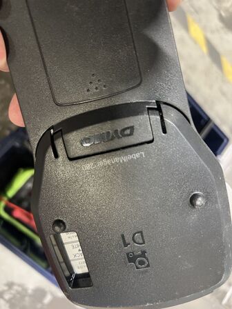 Kasse med DYMO og multimeter m.m.