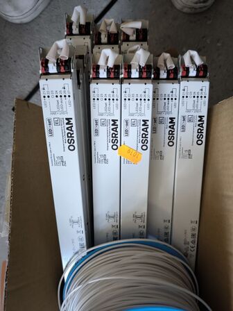 Kasse med LED rør OSRAM og rulle med kabel