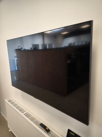 TV SAMSUNG LH55BEAHLGUXEN 55" med vægbeslag og fjernbetjening