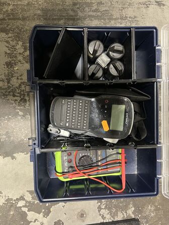 Kasse med DYMO og multimeter m.m.