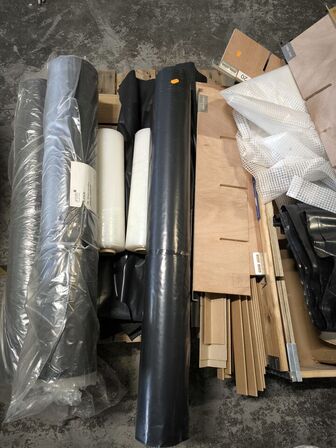 Palle med folie og plastik til indpakning m.m.