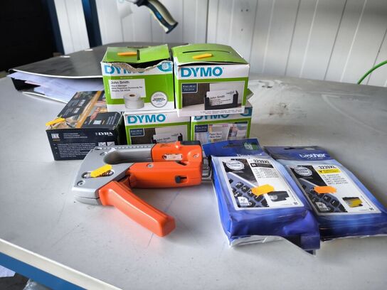 Hæftepistol TACWISE samt BROTHER printerblæk og DYMO ruller