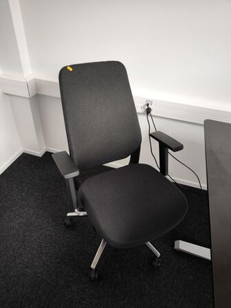 El/hæve-sænkebord med kontorstol