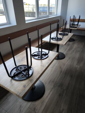 3 stk. cafeborde med 6 skamler