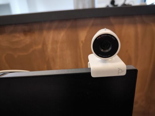 Computerskærm HP 24", dockingstation og webcam