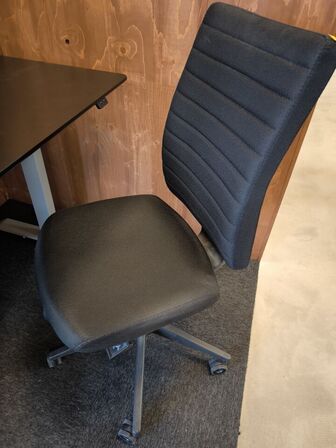 El/hæve-sænkebord med kontorstol