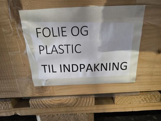 Palle med folie og plastik til indpakning m.m.