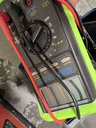 Kasse med DYMO og multimeter m.m.