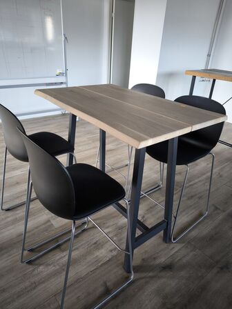 Højbord med 4 barstole