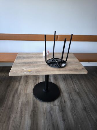 2 stk. cafeborde med 4 skamler