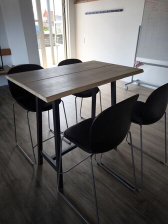 Højbord med 4 barstole