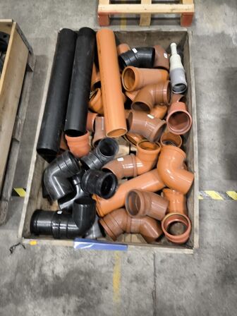 4 stk. paller med div. Fittings