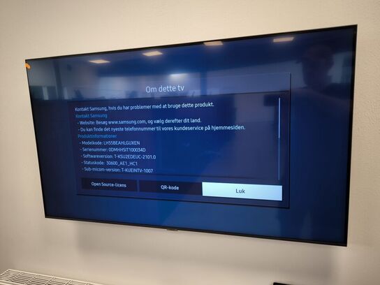 TV SAMSUNG LH55BEAHLGUXEN 55" med vægbeslag og fjernbetjening