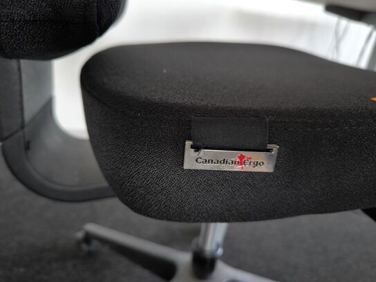 Skrivebord med kontorstol