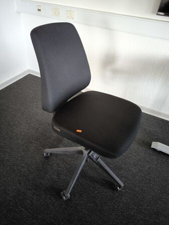 Skrivebord med kontorstol