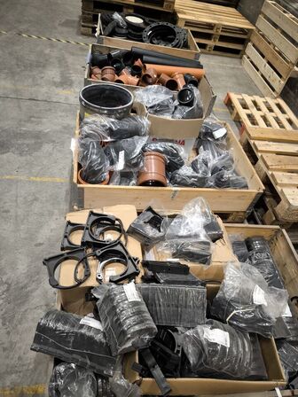 4 stk. paller med div. Fittings