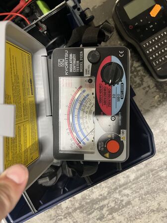 Kasse med DYMO og multimeter m.m.
