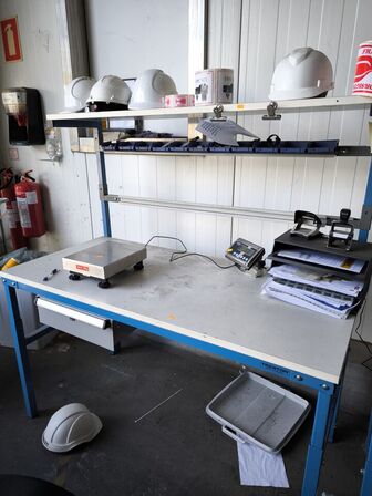 Bord med skuffe og hylde uden indhold