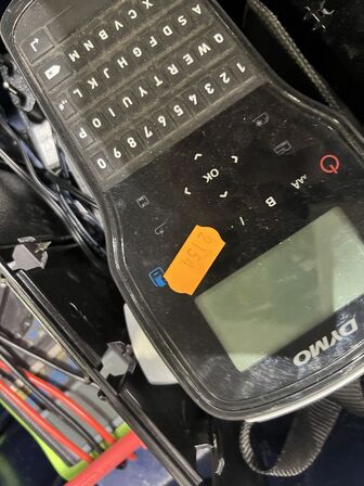 Kasse med DYMO og multimeter m.m.