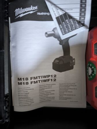 Slagnøgle MILWAUKEE M18 FMTIWP12 med oplader u. batteri