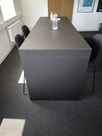Højbord med hylder