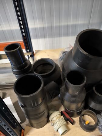 Indhold af fittings og reservedele på reol