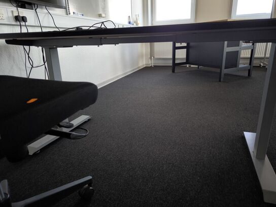 Skrivebord med kontorstol