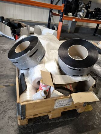 Palle med folie og plastik til indpakning m.m.