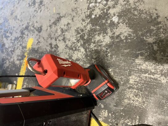 Værkstedsradio MILWAUKEE samt lampe
