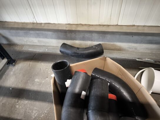 Indhold af fittings og reservedele på reol
