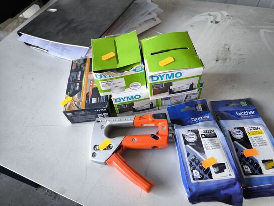 Hæftepistol TACWISE samt BROTHER printerblæk og DYMO ruller