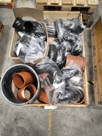 4 stk. paller med div. Fittings