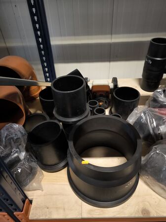 Indhold af fittings og reservedele på reol