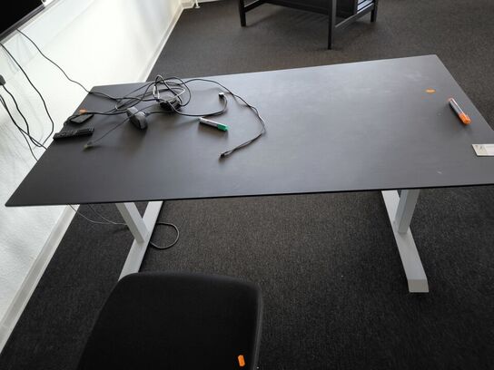 Skrivebord med kontorstol