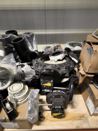 Indhold af fittings og reservedele på reol