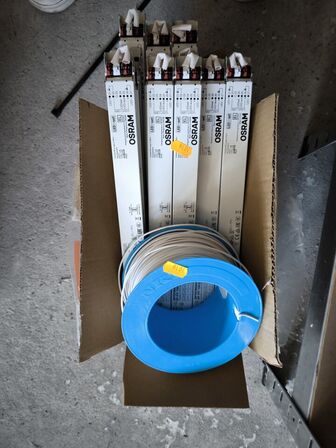 Kasse med LED rør OSRAM og rulle med kabel
