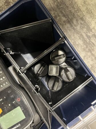 Kasse med DYMO og multimeter m.m.