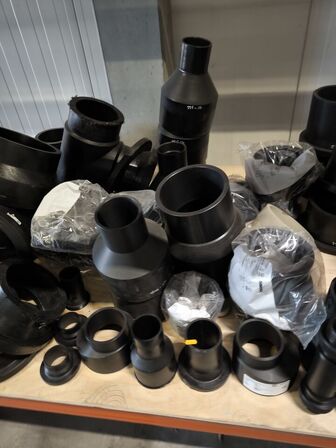 Indhold af fittings og reservedele på reol
