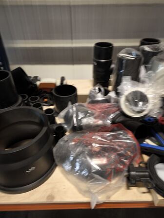 Indhold af fittings og reservedele på reol