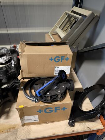 Indhold af fittings og reservedele på reol